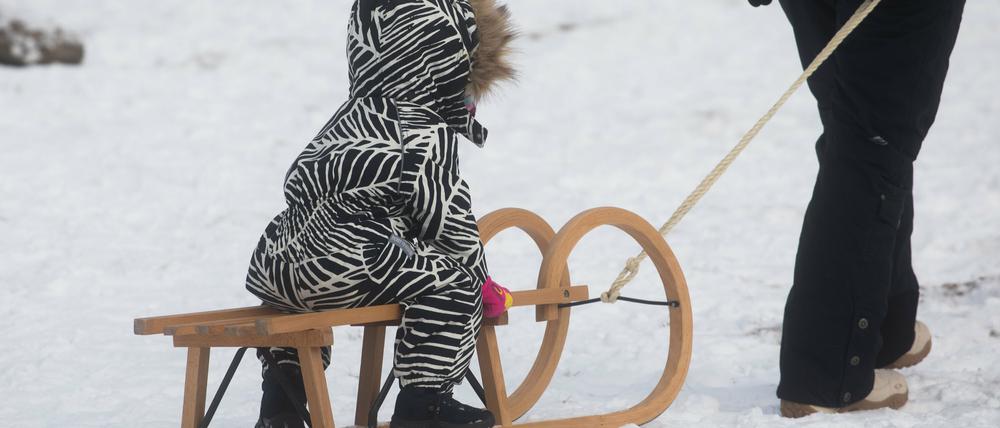 Rodelvergnügen. Viele Orte eignen sich zum Schlitten fahren.