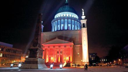 Eindrucksvolles Schauspiel. Die beleuchtete Nikolaikirche sorgte über das Wochenende für viel positive Resonanz. Sie sollte auf den Auftakt des städtischen Themenjahres aufmerksam machen. Bei der Frage nach einem gesamtstädtischen Lichtkonzept ist Potsdam unterdessen immer noch nicht weiter.