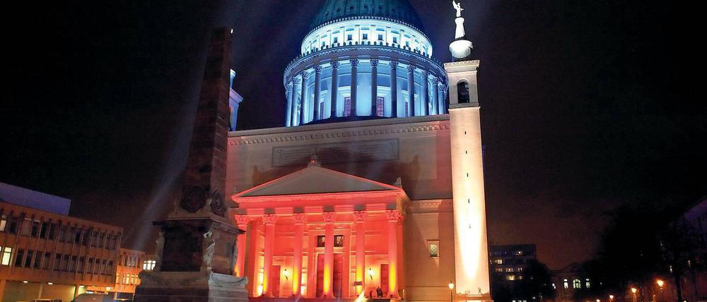 Eindrucksvolles Schauspiel. Die beleuchtete Nikolaikirche sorgte über das Wochenende für viel positive Resonanz. Sie sollte auf den Auftakt des städtischen Themenjahres aufmerksam machen. Bei der Frage nach einem gesamtstädtischen Lichtkonzept ist Potsdam unterdessen immer noch nicht weiter.