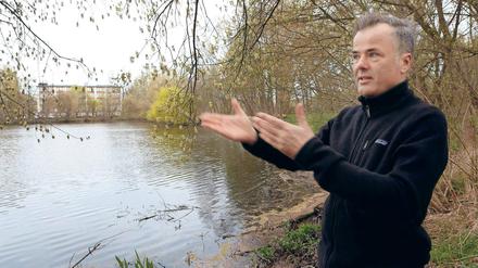 Der flache Aradosee ist immer wieder vermüllt, im Sommer kommt es häufig zu Fischsterben. Biologie-Lehrer Jochen Woller und seine Schüler haben hier schon mehrere Aufräum-Aktionen durchgeführt. Er wünscht sich einen zweiten Durchstich zur Nuthe, damit die Wasserqualität steigt.