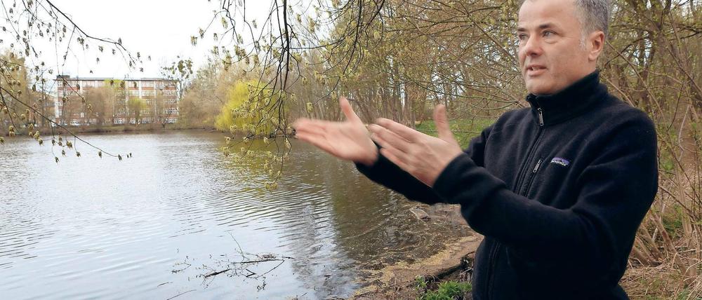 Der flache Aradosee ist immer wieder vermüllt, im Sommer kommt es häufig zu Fischsterben. Biologie-Lehrer Jochen Woller und seine Schüler haben hier schon mehrere Aufräum-Aktionen durchgeführt. Er wünscht sich einen zweiten Durchstich zur Nuthe, damit die Wasserqualität steigt.
