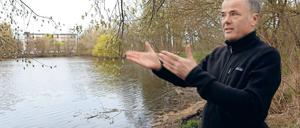Der flache Aradosee ist immer wieder vermüllt, im Sommer kommt es häufig zu Fischsterben. Biologie-Lehrer Jochen Woller und seine Schüler haben hier schon mehrere Aufräum-Aktionen durchgeführt. Er wünscht sich einen zweiten Durchstich zur Nuthe, damit die Wasserqualität steigt.