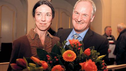 Erleichtert. Im ersten Wahlgang wurde Rubelt zum Dezernenten gewählt – nach den Pannen der letzten Wochen keine Selbstverständlichkeit. Moralisch unterstützt wurde er von seiner Frau Susanne Müller-Rubelt.