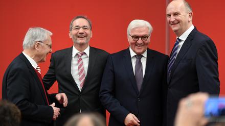 Haben gut lachen: Die brandenburgischen Alt-Ministerpräsidenten Manfred Stolpe, Matthias Platzeck, der Kandidat für das Amt des Bundespräsidenten, Frank-Walter Steinmeier und Ministerpräsident Dietmar Woidke (l-r, alle SPD) im Brandenburger Landtag.