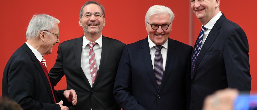 Haben gut lachen: Die brandenburgischen Alt-Ministerpräsidenten Manfred Stolpe, Matthias Platzeck, der Kandidat für das Amt des Bundespräsidenten, Frank-Walter Steinmeier und Ministerpräsident Dietmar Woidke (l-r, alle SPD) im Brandenburger Landtag.