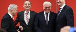 Haben gut lachen: Die brandenburgischen Alt-Ministerpräsidenten Manfred Stolpe, Matthias Platzeck, der Kandidat für das Amt des Bundespräsidenten, Frank-Walter Steinmeier und Ministerpräsident Dietmar Woidke (l-r, alle SPD) im Brandenburger Landtag.