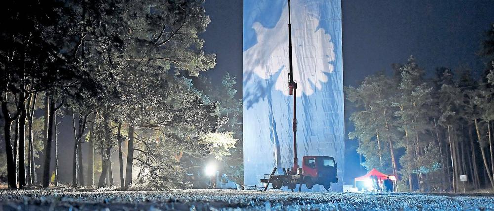 Linke allein im Wald. Mit einem Banner protestierte die Linke am Montagabend vor dem Truppenübungsplatz Lehnin. Anlass war ein angekündigter Zwischenstopp eines Materialtransports der US-Armee nach Polen, der sich allerdings verzögerte.