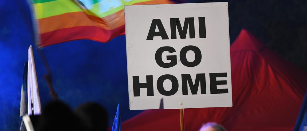Etwa 100 Menschen hatten am Montagabend auf Initiative des Landesverbandes der Linken gegen die Verlegung protestiert.
