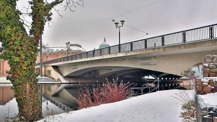 Am Limit. Auch eine Spannbetonbrücke wird irgendwann mal alt und gebrechlich. Damit man in Potsdams Mitte auch künftig von einem Havelufer ans andere gelangt, muss nach dem Jahr 2020 ein Ersatzneubau für die Lange Brücke her. 24 Millionen Euro soll das wahrscheinlich kosten.