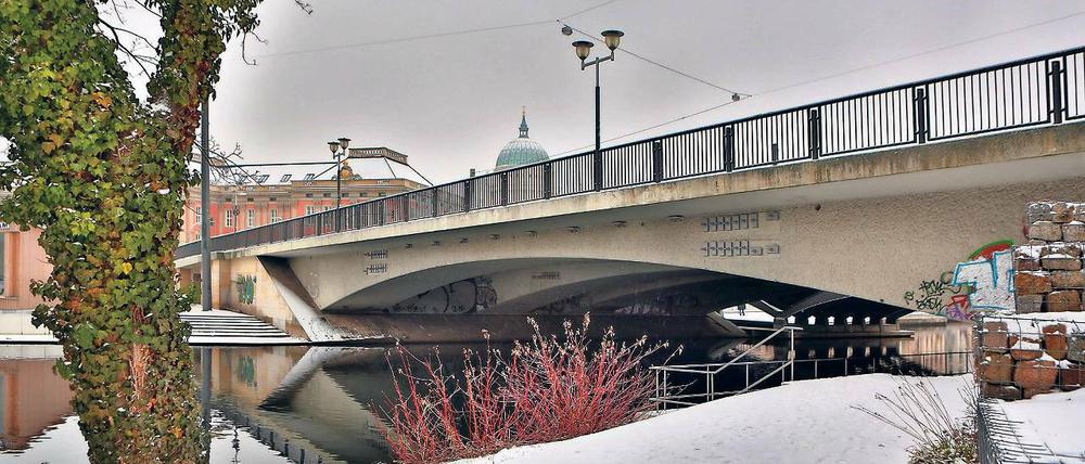 Am Limit. Auch eine Spannbetonbrücke wird irgendwann mal alt und gebrechlich. Damit man in Potsdams Mitte auch künftig von einem Havelufer ans andere gelangt, muss nach dem Jahr 2020 ein Ersatzneubau für die Lange Brücke her. 24 Millionen Euro soll das wahrscheinlich kosten.