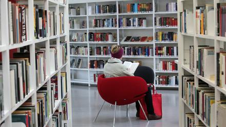 Nicht nur in der Bibliothek kann gelesen werden, die Einrichtung liefert Bücher auch nach Hause.