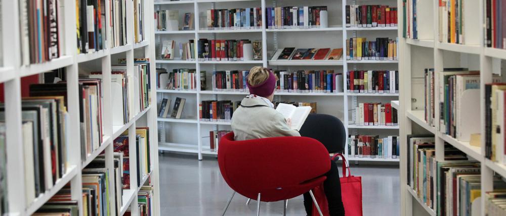 Nicht nur in der Bibliothek kann gelesen werden, die Einrichtung liefert Bücher auch nach Hause.