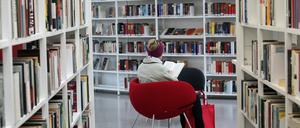 Nicht nur in der Bibliothek kann gelesen werden, die Einrichtung liefert Bücher auch nach Hause.