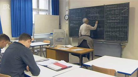 Mit Stift und Papier. Der Unterricht in den Kollegtagschulen ergänzt das Lernen vor dem Fernsehbildschirm.