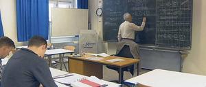 Mit Stift und Papier. Der Unterricht in den Kollegtagschulen ergänzt das Lernen vor dem Fernsehbildschirm.