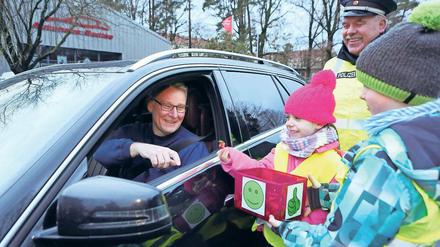 Bremsen für Süßes. Polizei und Schulkinder machten Autofahrer in der Waldstadt auf die Verkehrssicherheit vor Schulen aufmerksam. Shirley und Nils aus der zweiten Klasse der Waldstadt-Grundschule verschenkten einen süßen Bonbon für die Einhaltung der Höchstgeschwindigkeit vor ihrer Schule.