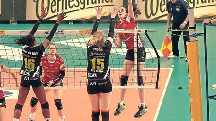 Harte Arbeit. Der Köpenicker SC erwies sich für die Potsdamer Volleyballerinnen als zäher Widersacher. SCP-Diagonalangreiferin Marta Drpa (r.) erzielte in den vier Sätzen 18 Punkte – die meisten aller Akteurinnen.