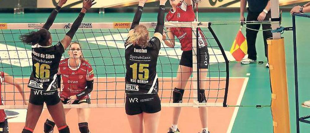 Harte Arbeit. Der Köpenicker SC erwies sich für die Potsdamer Volleyballerinnen als zäher Widersacher. SCP-Diagonalangreiferin Marta Drpa (r.) erzielte in den vier Sätzen 18 Punkte – die meisten aller Akteurinnen.