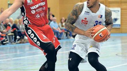 Auf Korbjagd. Joshua Adeyeye (r.) ist mit 223 Punkten RSV-Top-Scorer.