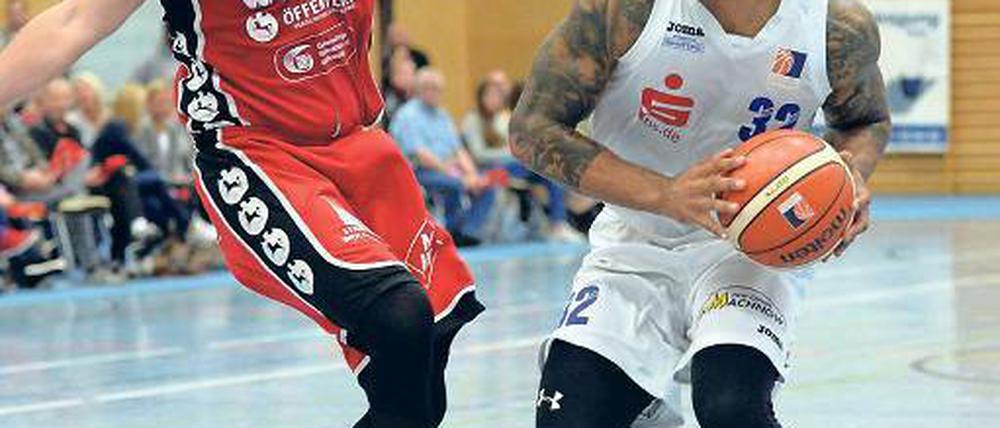 Auf Korbjagd. Joshua Adeyeye (r.) ist mit 223 Punkten RSV-Top-Scorer.