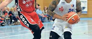Auf Korbjagd. Joshua Adeyeye (r.) ist mit 223 Punkten RSV-Top-Scorer.