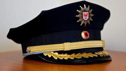 Ein Brandenburger Polizist hat offenbar Strafanzeigen gegen junge Neonazis unterlaufen.