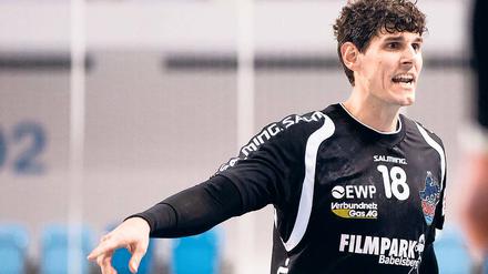 Er dirigiert das Geschehen auf dem Parkett. Daniel Deutsch ist unumstrittener Führungsspieler beim Handball-Drittligisten VfL Potsdam. Ab Sommer sind seine Qualitäten als Cheftrainer gefragt.