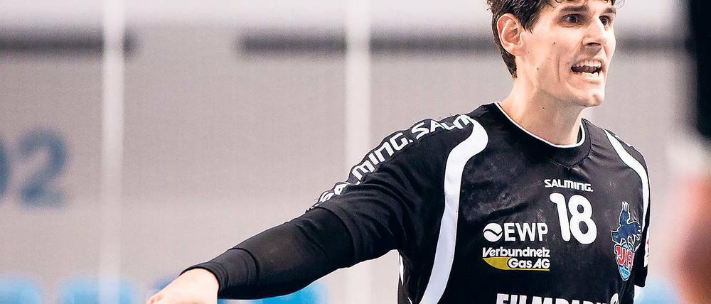 Er dirigiert das Geschehen auf dem Parkett. Daniel Deutsch ist unumstrittener Führungsspieler beim Handball-Drittligisten VfL Potsdam. Ab Sommer sind seine Qualitäten als Cheftrainer gefragt.