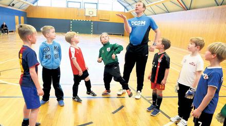 Unterm Dach. Derzeit trainiert Matthias Gehrmann die Fußball-Kinder in der Halle. Der Schotterplatz des Vereins ist nach Regen und auch sonst nur schwer bespielbar.