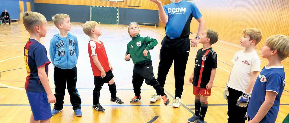 Unterm Dach. Derzeit trainiert Matthias Gehrmann die Fußball-Kinder in der Halle. Der Schotterplatz des Vereins ist nach Regen und auch sonst nur schwer bespielbar.