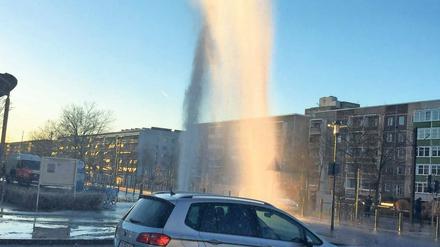 Spektakulärer Unfall. In Drewitz ist am Freitag aus einem Standrohr der Stadtwerke eine Wasserfontäne meterhoch in die Höhe geschossen, Grund war ein Bedienungsfehler. Mehr Fotos und Videos unter www.pnn.de.