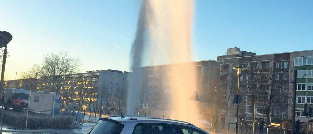 Spektakulärer Unfall. In Drewitz ist am Freitag aus einem Standrohr der Stadtwerke eine Wasserfontäne meterhoch in die Höhe geschossen, Grund war ein Bedienungsfehler. Mehr Fotos und Videos unter www.pnn.de.