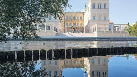 Ganz schön südländisch. Und doch mitten in Brandenburg: Die Wasserseite des Palais Barberini in einer Aufnahme vor 1945. Der Potsdamer Geschichtsmaler J. G. Puhlmann war beim Palastbau 1771 dabei. Das römische Original beschrieb er später in Briefen – die nun im neu errichteten Palazzo gelesen wurden.