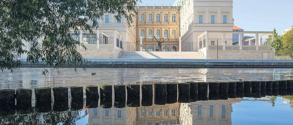 Ganz schön südländisch. Und doch mitten in Brandenburg: Die Wasserseite des Palais Barberini in einer Aufnahme vor 1945. Der Potsdamer Geschichtsmaler J. G. Puhlmann war beim Palastbau 1771 dabei. Das römische Original beschrieb er später in Briefen – die nun im neu errichteten Palazzo gelesen wurden.