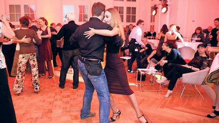 Mehr davon. Zu der Milonga am Samstagabend tanzten Dutzende Paare auf dem extra bereiteten Boden des Veranstaltungssaals im ersten Stock des Museum Barberini. Mancher Besucher wünscht sich, hier öfter tanzen zu können – auch nach der Eröffnung des Hauses im Januar.