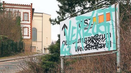 Verschmiert. Das Schild des Oberstufenzentrums direkt neben der Bismarckhöhe wurde ebenso besprüht wie die Pfeiler und Schautafeln vorm Hauptaufgang und das Theater.