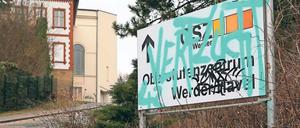 Verschmiert. Das Schild des Oberstufenzentrums direkt neben der Bismarckhöhe wurde ebenso besprüht wie die Pfeiler und Schautafeln vorm Hauptaufgang und das Theater.
