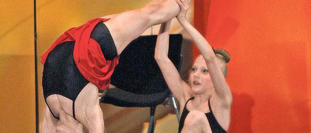 Sie strecken sich für ihre sportliche Ziele. Alissa und Margarita Kolosov.