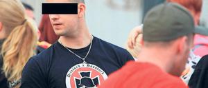 Reiner Freundschaftsdienst. Der im Nauen-Prozess angeklagte Thomas E. bei einer Neonazi-Demonstration in Nauen im Mai 2015. Neben ihm im roten T-Shirt: der NPD-Politiker Maik Schneider.
