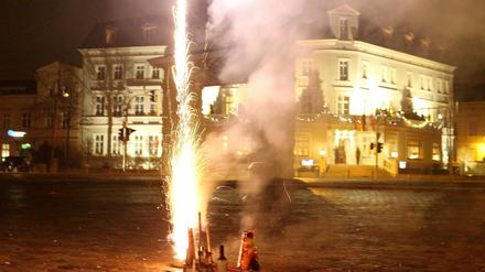 Knallerei in der Innenstadt. Die Potsdamer begrüßten 2017 weitgehend friedlich.