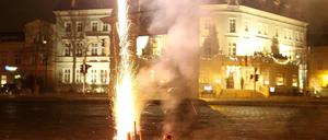 Knallerei in der Innenstadt. Die Potsdamer begrüßten 2017 weitgehend friedlich.