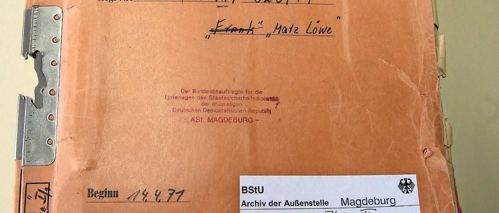 Verschlusssache. In der Stasi-Akte „Matz Löwe“ wurde ein bedingungsloser „Schießbefehl“ für MfS-Mitarbeiter gegen DDR-Flüchtlinge gefunden. Matz Löwe war der Deckname eines Stasi-Mitarbeiters im besonderen Einsatz (HIME), der in einer geheimen Einsatzkompanie an der Grenze diente. Die DDR-Führung hatte stets behauptet, es habe keinen „Schießbefehl“ gegeben, für gewöhnliche Grenzsoldaten ist er nach heutigem Stand auch nicht niedergeschrieben.