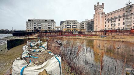 Problemgrube. Auf der Baustelle für die Tiefgarage in der Speicherstadt ruhen schon seit Monaten die Arbeiten. Inzwischen ist Wasser in den Rohbau gelaufen – als vor einer Woche noch Minus-Temperaturen herrschten, war dies eine durchgehende Eisschicht. Hinter den Kulissen wird an Rettungsversuchen für das Bauprojekt gearbeitet.