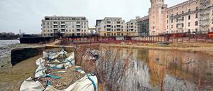 Problemgrube. Auf der Baustelle für die Tiefgarage in der Speicherstadt ruhen schon seit Monaten die Arbeiten. Inzwischen ist Wasser in den Rohbau gelaufen – als vor einer Woche noch Minus-Temperaturen herrschten, war dies eine durchgehende Eisschicht. Hinter den Kulissen wird an Rettungsversuchen für das Bauprojekt gearbeitet.