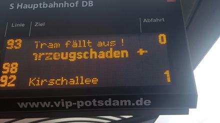 Fahrzeugschaden: Eine Tram blieb liegen.