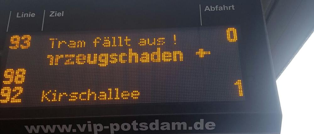 Fahrzeugschaden: Eine Tram blieb liegen.