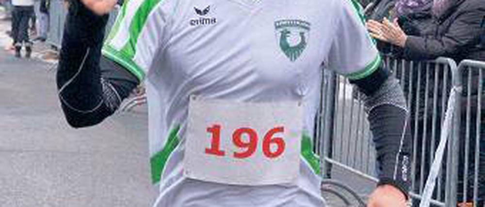 Siegerfaust. Triathlet Moritz Horn aus Potsdam jubelt beim Zieleinlauf.