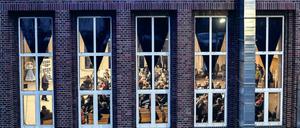 Betriebsversammlung. Mitarbeiter des Bahnwerks in Eberswalde wurden am frühen Montagmorgen über die aktuelle Lage informiert. Die nach monatelangen Verhandlungen gefundene Lösung steht jetzt schon wieder auf der Kippe.