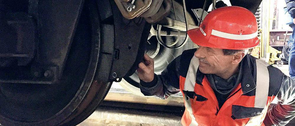 Leise Sohle. Mario Krüger tauscht im Seddiner Bahnwerk die alten Eisenbremssohlen gegen neue aus einem Verbundstoff aus. Der raut die Räder weniger auf.