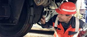 Leise Sohle. Mario Krüger tauscht im Seddiner Bahnwerk die alten Eisenbremssohlen gegen neue aus einem Verbundstoff aus. Der raut die Räder weniger auf.